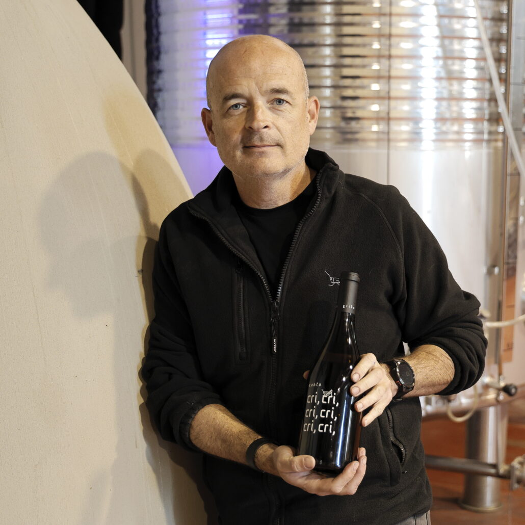 El director técnico de Bodegas El Grillo y la Luna, Alberto Santiago, con el nuevo Cri Cri 2024
